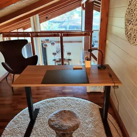 Traditional Wooden Villa, Gloria רובניימי