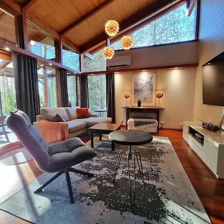 Traditional Wooden Villa, Gloria וילה *